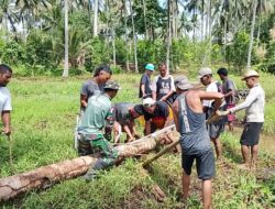 Permudah Akses Warga ke Kebun, Babinsa Kodim 1508/Tobelo Inisiasi Bangun Jembatan Sementara dari Batang Kelapa