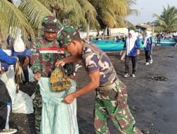 Sinergi Koramil 1508-01/Tobelo dan Perangkat Desa, Siswa SMK Mia Bato Bersama Warga Bersihkan Pantai